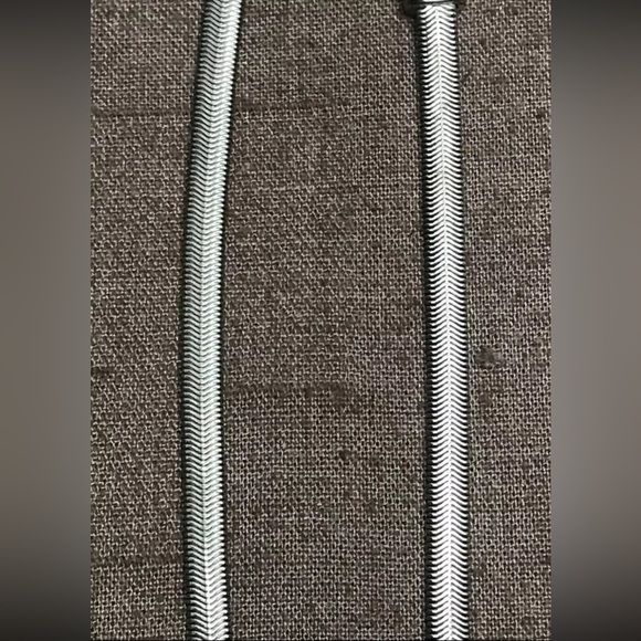 Vintage Liz Claiborne LCI Silver-Tone Herringbone Slinky Necklace & Earrings - Picture 4 of 11